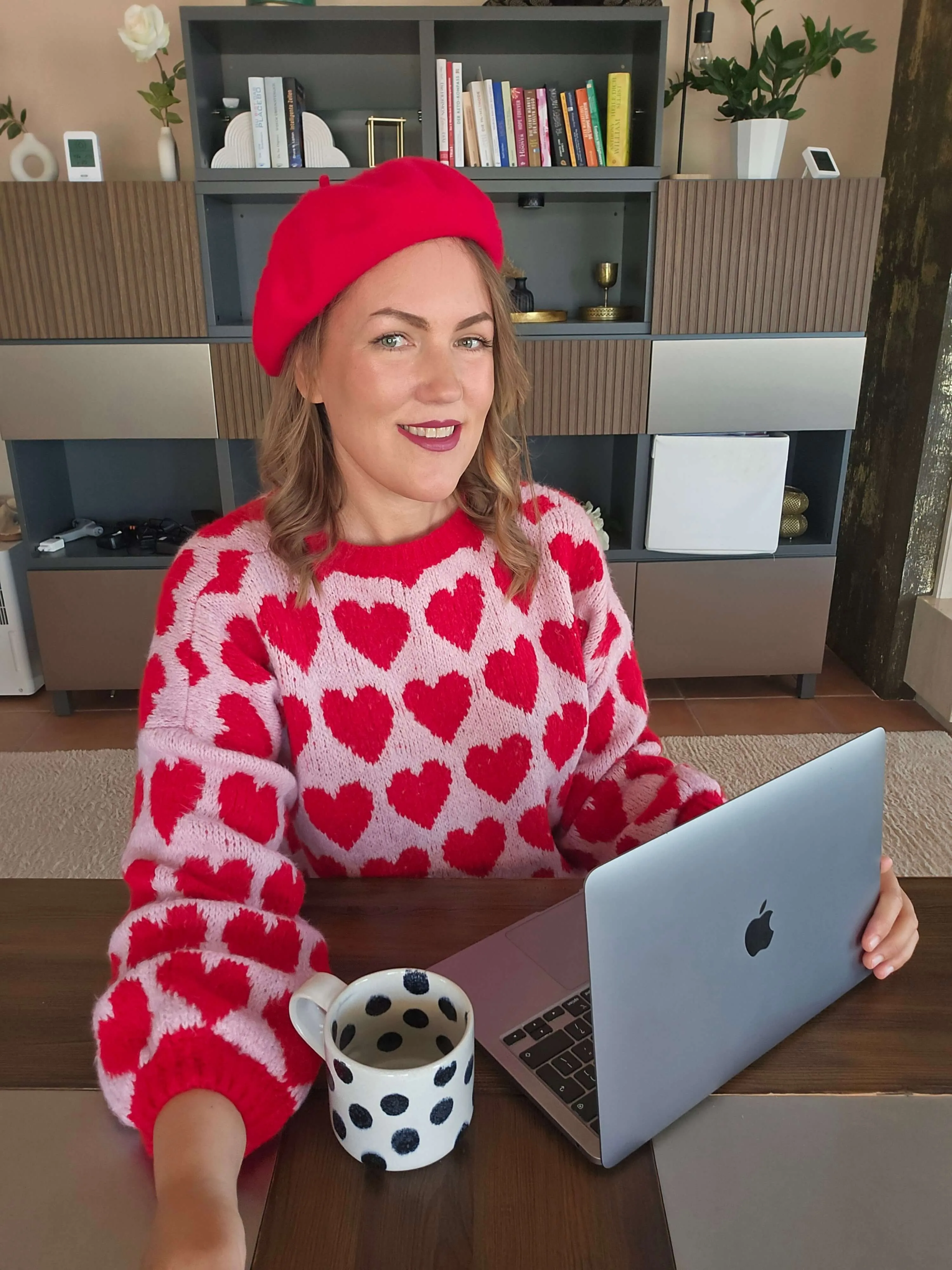 Annika sitzt am Tisch mit Laptop