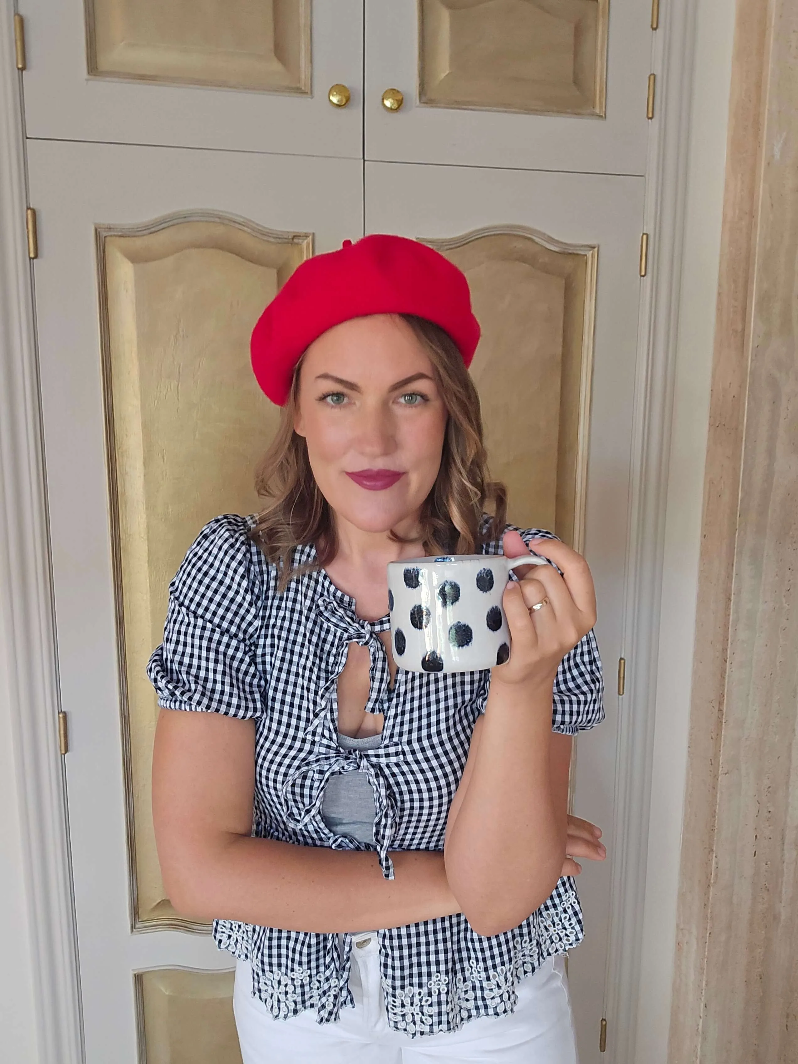 Annika stehe und hält eine Tase in der Hand